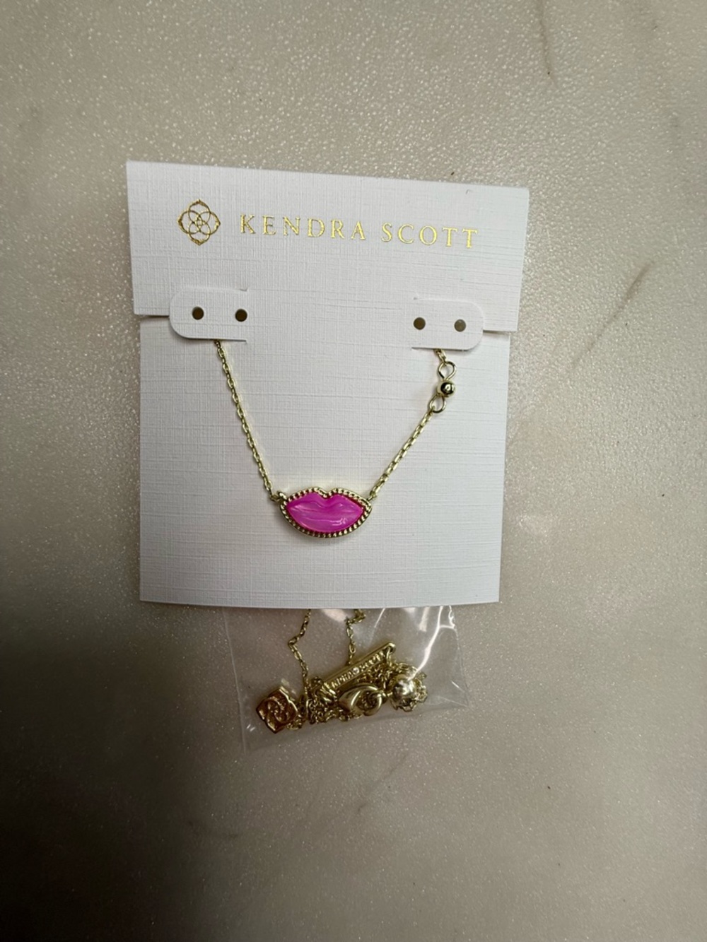 Kendra Scott Lips Gold Pendant Necklace in Hot Pink Mother-of-Pearl